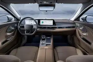 در تصویر فوق نمای داخلی خودرو آریزو 8 را مشاهده میکنید